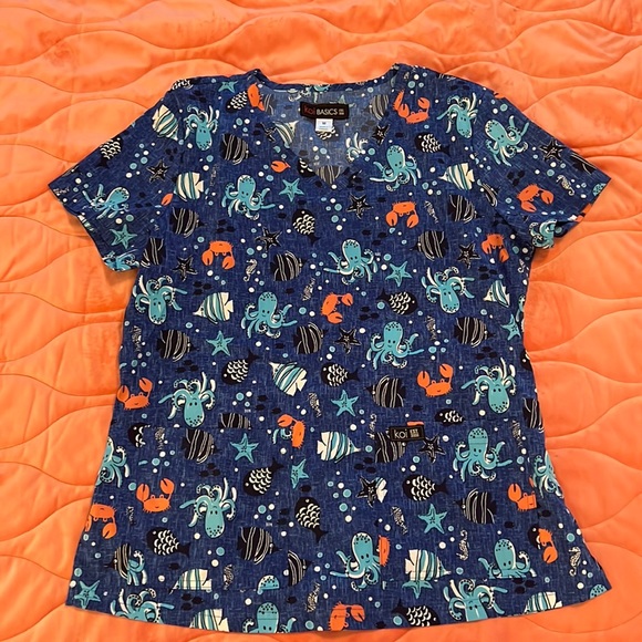 Like new koi printed scrub top